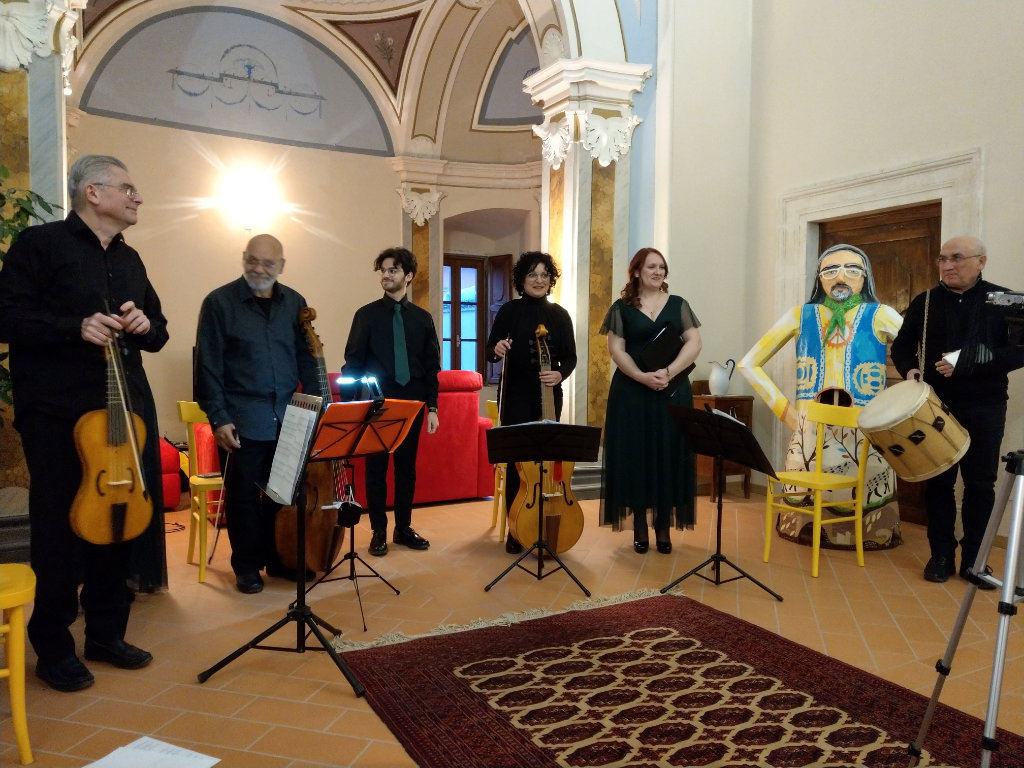 La foto di gruppo ritrae i musicisti con Massimo Salcito per l'evento Musica a Tavola. Musiche di Cesare Tudino da Atri